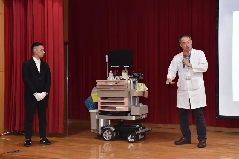 ▲台師大與馬偕醫院攜手研發AI護理車，可自主導航、語音互動。（圖／國立台灣師範大學提供）