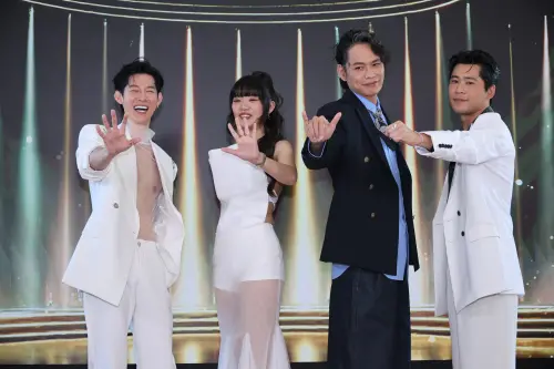 ▲金鐘60的星光紅毯由木木（左2）與夏和熙（左1）主持節目類，黃迪揚（右1）與黃鐙輝（右2）負責戲劇類。（圖／記者嚴俊強攝影）