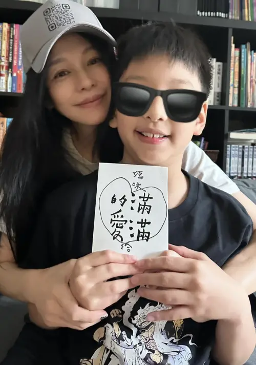 ▲徐若瑄（左）為了讓兒子Dalton（右）過個開心、滿意的生日，陪他參與跟不同朋友共度的不同活動，幽默寫道：「該不會今後每年都這樣吧？（一想到這⋯我還是先去平躺一下）」（圖／摘自 IG @vivianhsu.ironv）