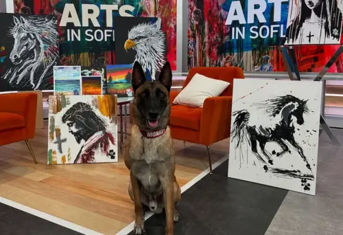 ▲Monkey與自己的作品合照。（圖／IG@omarvonmuller）