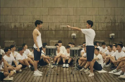 ▲劉育仁（站立左）與余杰恩（站立右）在《進行曲》中的比拚擊鼓功夫衝突戲，頗讓人印象深刻。（圖／未來進行曲提供）