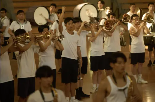 ▲《進行曲》裡面真的有曾經被家長扼殺音樂夢想的學長助陣參與，藉著拍片也彌補了年少時的遺憾。（圖／未來進行曲提供）