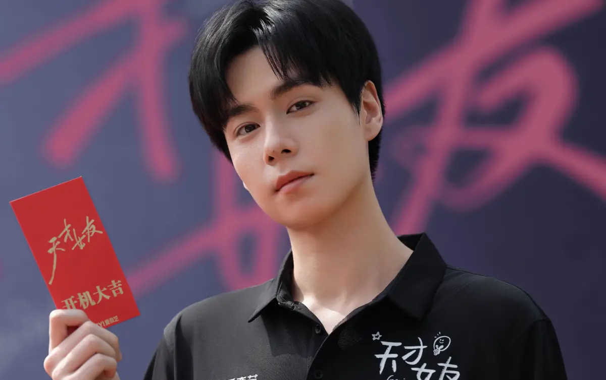 ▲胡一天（如圖）過去曾爆出約女網紅開房的醜聞，近日新戲才剛開拍，又被直擊深夜牽著女友散步，新戀情曝光。（圖／翻攝自微博＠胡一天啊）