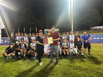 ▲以中山國中為主力的台灣代表隊，勇奪世界冠軍後，與駐美國代表及賀電合影。（圖／市府提供）