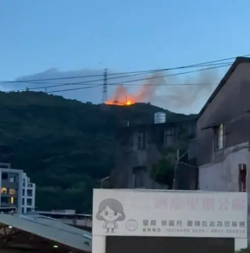 快訊／新北大同山傍晚突發火警　疑男子觸電引燃山林　警消搶救中
