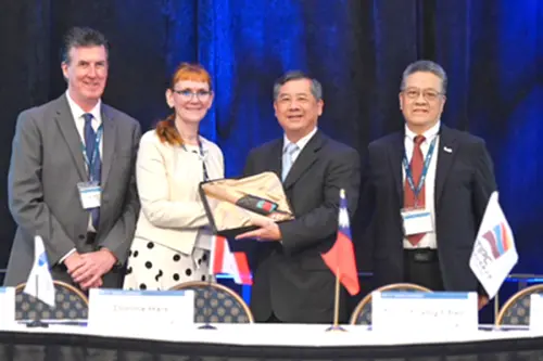 ▲高雄港與加拿大納奈莫港締結為姊妹港，由台灣港務公司總經理王錦榮(右2)與加拿大納奈莫港務局董事長Donna Hais(左2)互送紀念品。(圖／台灣港務公司提供)