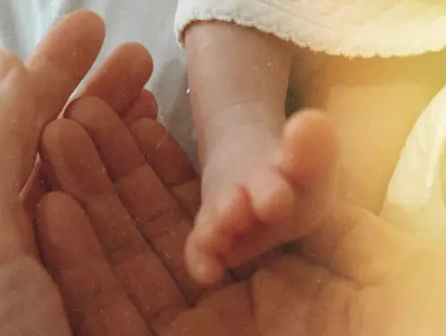 快訊／許瑋甯生了！甜捧baby小腳「我們均安」邱澤9字吐當爸心情
