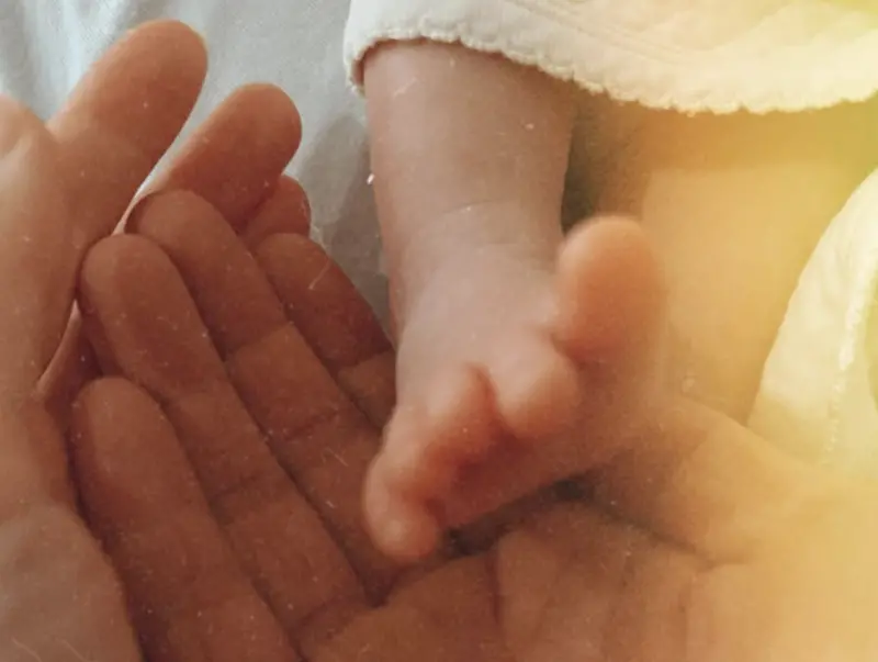 ▲許瑋甯在IG曬出baby的小腳，和邱澤一家三口甜蜜報喜「我們均安」。（圖／翻攝自許瑋甯IG＠anno8o7）