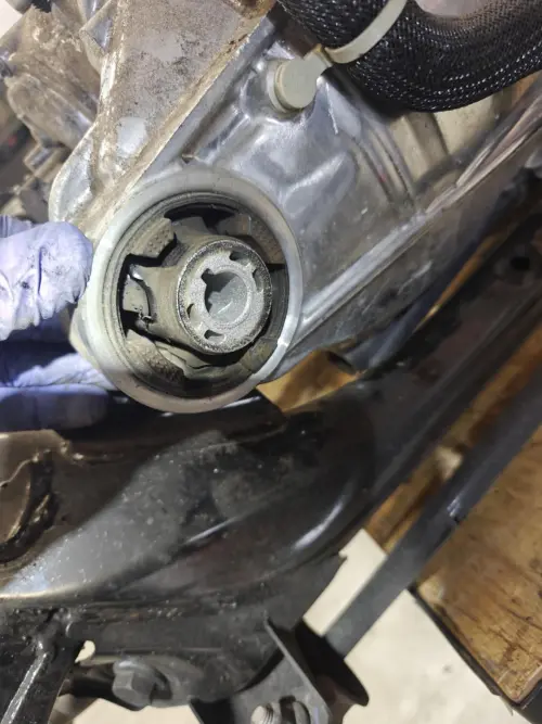 ▲這台 Model 3 抖動的原因，則是因為馬達腳座（Motor Mounts）嚴重磨損，經過更換已經順暢得像是剛出廠。