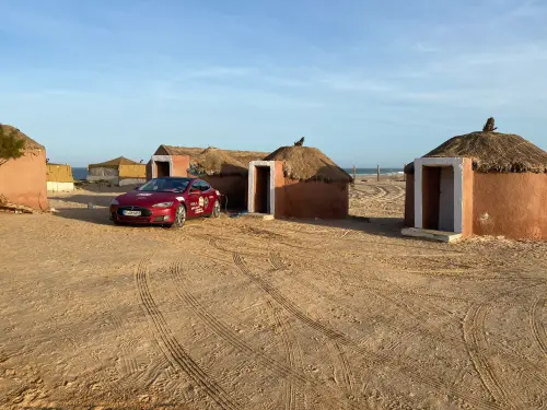 ▲行駛250 萬公里的紅色Model S目前模樣。（圖／X@gem8mingen）