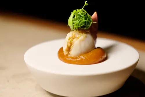 ▲「一貫醉」的概念取自潮汕「生腌」，主廚Leo以此為發想，結合握壽司概念做出。（圖／記者葉盛耀攝）