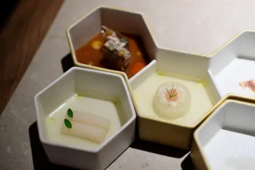 ▲七巧板是Circum- 的經典招牌，小菜鋪陳鮮、辣、苦、麻、香的滋味，每道菜小巧精緻、極富美感。（圖／記者葉盛耀攝）