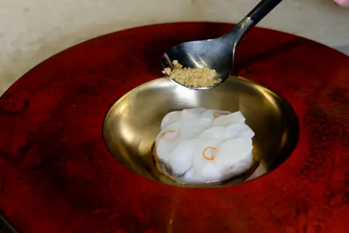 ▲「金包銀」發想自粵菜金銀蒜蒸魚粉絲煲，裡頭的蒜有生蒜、炸蒜酥兩種呈現。（圖／記者葉盛耀攝）