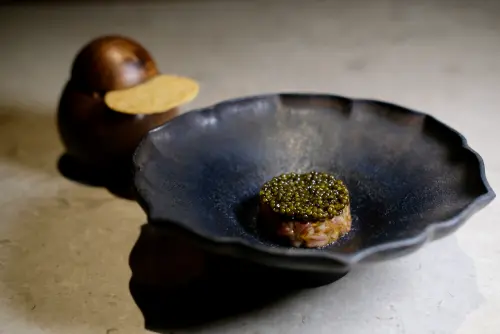 ▲「夜來香」結合了魚子醬、鴨皮蛋黃與日本A5和牛上蓋製成的牛肉塔塔。（圖／記者葉盛耀攝）