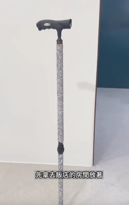 ▲林逸欣貼心為爸爸準備閃亮拐杖，讓他在婚禮牽女兒進場時自信又亮眼。（圖／翻攝自林逸欣 Shara 臉書）