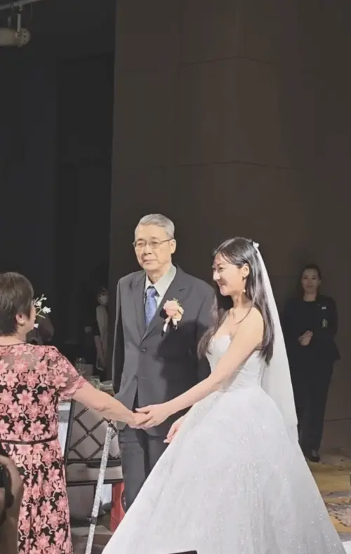 ▲林逸欣親手剪輯成長影片，又製作閃亮魔杖牽爸爸進場，畫面感人催淚。（圖／翻攝自林逸欣 Shara 臉書）