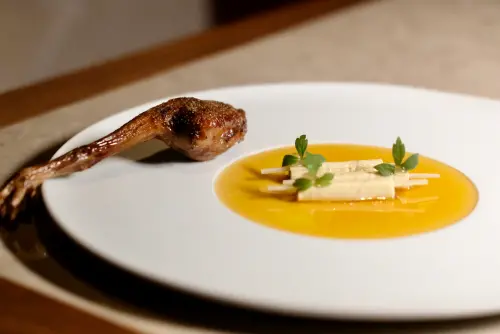 ▲「芷羽凝香」選用屏東乳鴿，做出乳鴿兩吃，其中的乳鴿腿外脆內多汁，Circum- 做出了與眾不同的乳鴿境界。（圖／記者葉盛耀攝）