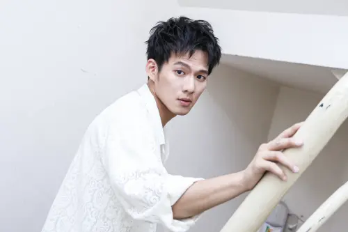 ▲吳念軒（如圖）曾經對友人很有義氣，還幫喝醉酒到吐的對方洗澡。然而對於與《角頭》系列出品人張芷瑄的戀情，不想提太多，不願模糊焦點。（圖／記者朱永強攝）