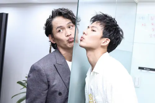 ▲黃鐙輝（左）與吳念軒（右）忍不住擺出《角頭》電影中不會出現的裝可愛表情，頓時畫風丕變。（圖／記者朱永強攝）