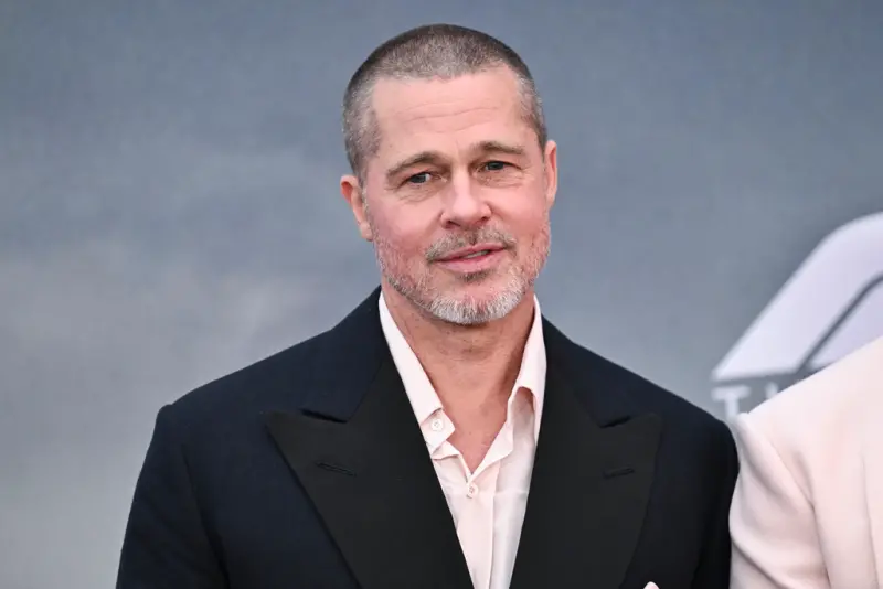 ▲布萊德彼特（如圖）今夏才因為《F1電影》攀上事業的巔峰，就面臨感情親密的媽媽去世打擊，現在又被傳恐遭前妻安潔莉娜裘莉出書爆料，裘莉打算在書裡揭露他在婚姻中的真面目，可能對他的形象造成毀滅性打擊。（圖／美聯社／達志影像）