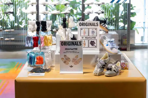 ▲現在大受歡迎的球鞋改造工坊。（圖／愛迪達提供）