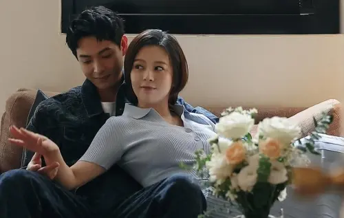 ▲連晨翔（左）已知寶寶性別！劉品言（右）懷孕母虧省300萬　他自豪：我很偉大。（圖／劉品言IG@esther88）