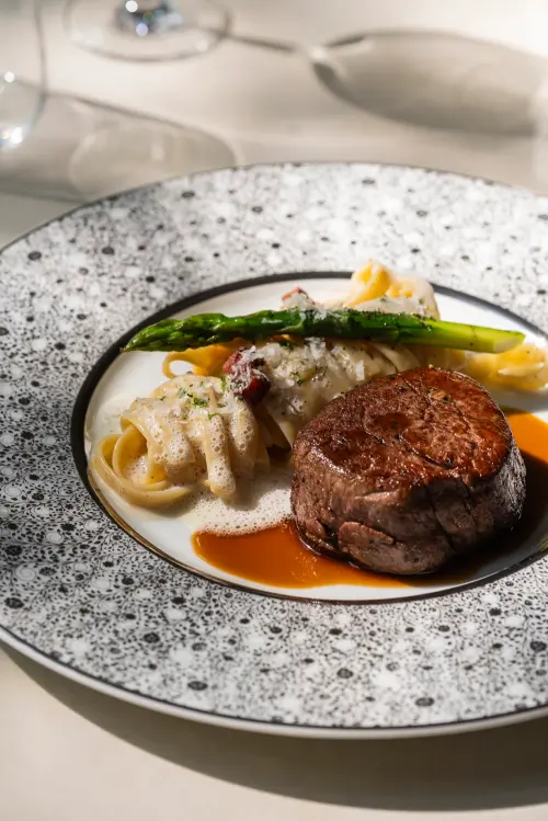 ▲澳洲 250 天穀飼安格斯菲力牛排（6 盎司），嚴選長期穀物飼養的優質安格斯牛，肉質細膩。（圖／業者提供）