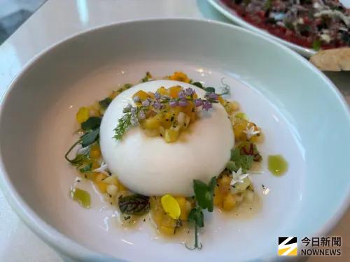 ▲以地中海風情結合法式技藝的沐檸 IL LIMON義式餐廳，開胃菜布拉塔起司，精緻擺盤，兼具視覺與味覺雙重享受。（圖／記者金武鳳攝，2025.8.15)