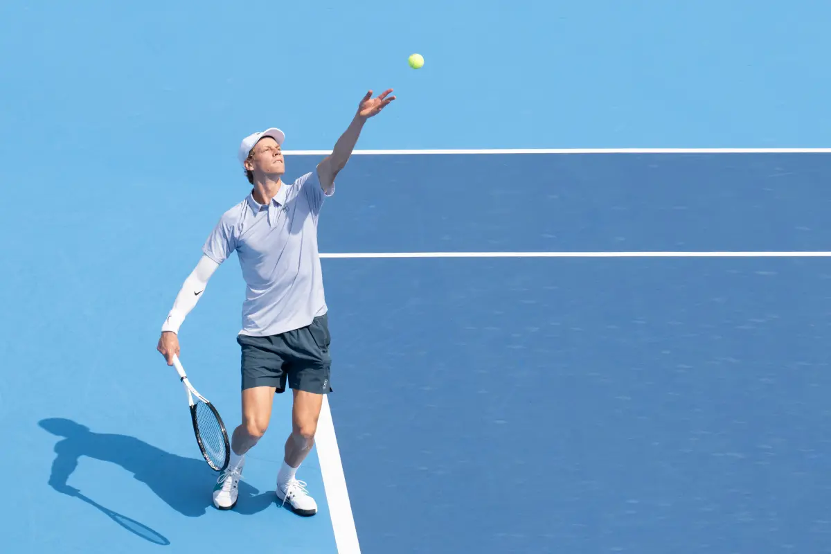 ▲目前世界排名第1的義大利網球好手辛納（Jannik Sinner），在美國辛辛那提大師賽8強賽中火力全開，以6：0、6：2壓倒性的直落2擊敗加拿大23種子阿里辛（Felix Auger-Aliassime）進入4強。（圖／美聯社／達志影像）