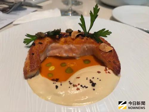 ▲以地中海風情結合法式技藝的沐檸 IL LIMON義式餐廳，採半自助式供餐，主餐之一的香煎挪威鮭魚，色香味俱全。（圖／記者金武鳳攝，2025.8.15)