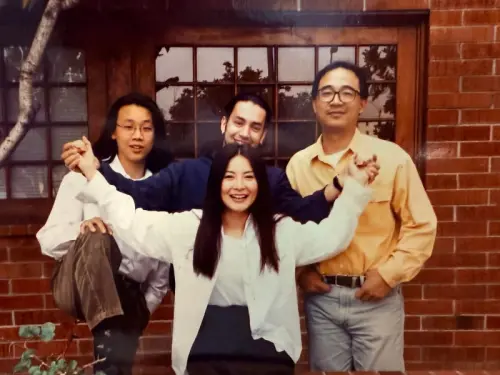 ▲王祖賢後又一名女神掀回憶殺！陳淑樺（中下）舊照曝光　身旁驚見金曲歌王陶喆（左1）。（圖／翻攝自小紅書）