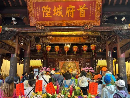 ▲台南今年農曆7月再次推出最堅強ㄟ節烈女魂「陳守娘」散步導覽，預計8月23日至9月20日每週六下午3時45分至6時辦理，由專業導覽員帶領遊客穿梭府城古街巷弄，聆聽清末府城三大奇案之一「陳守娘顯靈傳說」，景點包含城隍廟等。（圖／台南市觀旅局提供）