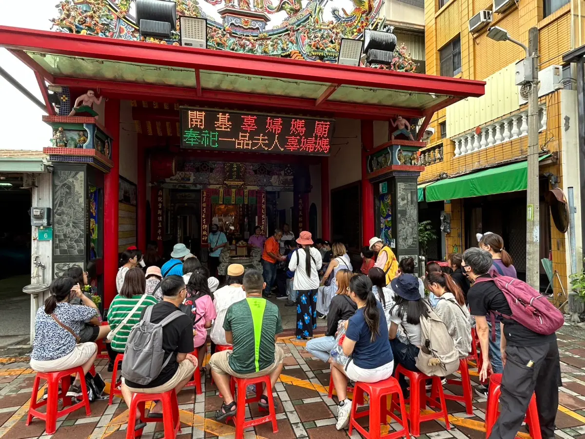 ▲台南今年農曆7月再次推出最堅強ㄟ節烈女魂「陳守娘」散步導覽，預計8月23日至9月20日每週六辦理，由專業導覽員帶領遊客穿梭府城古街巷弄，聆聽清末府城三大奇案之一「陳守娘顯靈傳說」，景點包含辜婦媽廟等7個。（圖／台南市觀旅局提供）