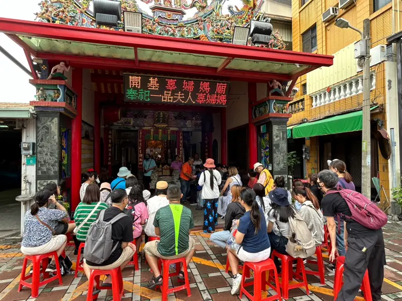 ▲台南今年農曆7月再次推出最堅強ㄟ節烈女魂「陳守娘」散步導覽，預計8月23日至9月20日每週六辦理，由專業導覽員帶領遊客穿梭府城古街巷弄，聆聽清末府城三大奇案之一「陳守娘顯靈傳說」，景點包含辜婦媽廟等7個。（圖／台南市觀旅局提供）