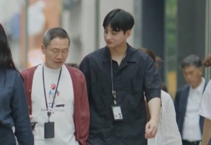 ▲ASTRO車銀優（本名：李東敏）的親弟弟李東輝（黑衣），意外出現在《劉QUIZ ON THE BLOCK》4秒。（圖／tvN《劉QUIZ ON THE BLOCK》官網cjenm.com/ko/youquizontheblock）