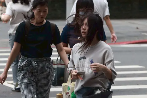 吹8級強風！氣象署：台中等8縣市「強風特報」　明北台灣熱飆29度