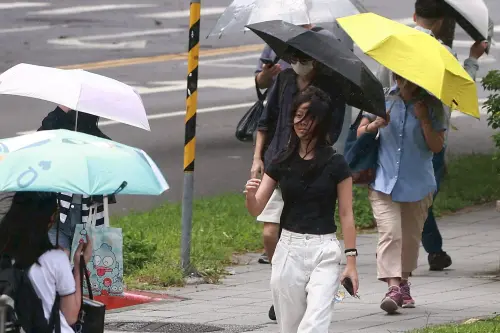 ▲氣象署解釋沿岸強風形成原因，透露台灣會刮強風主要發生在冬季，是台灣特有這個特性，主因是冬季盛行東北季風。（圖／NOWNEWS攝影中心）