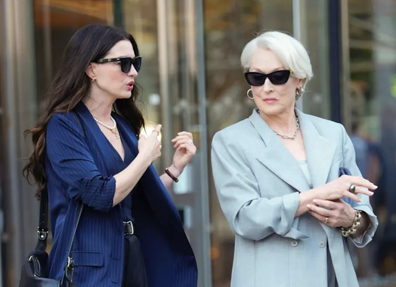 ▲安海瑟薇（左）與梅莉史翠普（右）都回歸《穿著PRADA的惡魔2》，目前正在紐約拍攝中。安海瑟薇的角色將有新的感情對象，而另一位重要演員艾蜜莉布朗，片中會有髮色的變化，也受到網友討論。（圖／美聯社／達志影像）