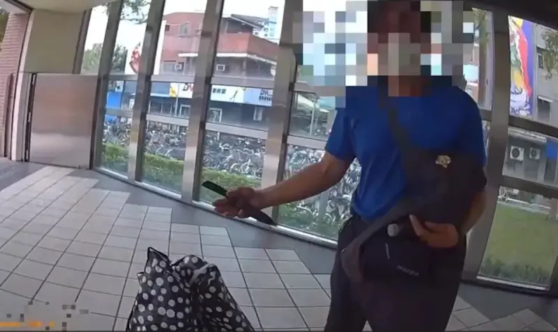 ▲三重捷運站驚現持刀怪男，嚇壞路過乘客。（圖／翻攝畫面）