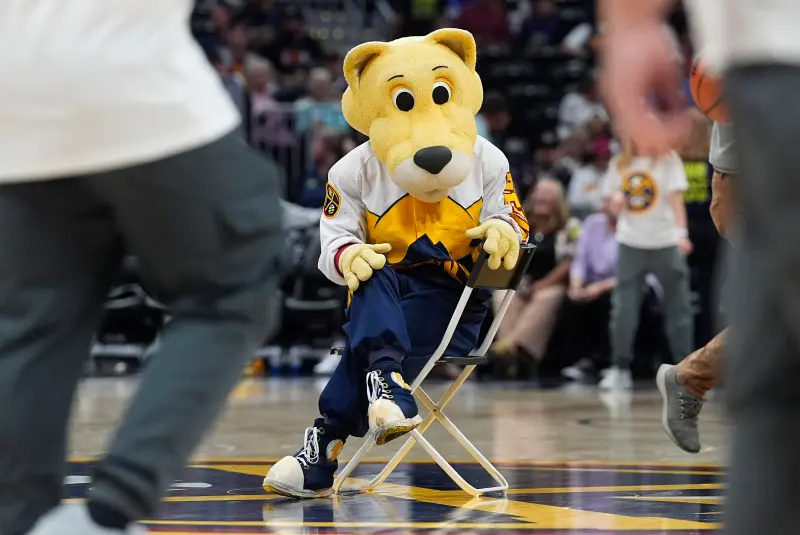 ▲NBA丹佛金塊吉祥物「Rocky」操偶師所羅門（Drake Solomon）近期怒告金塊，所羅門指出羅門在2023-24賽季因進行髖關節置換手術而遭到非法解僱，進而向法院提出告訴。（圖／美聯社／達志影像）