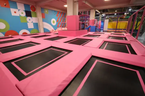 ▲台南晶英結合室內運動場推出「晶夏動滋動」住房專案，贈送旅客「Air-Gene空氣基因」體驗券，感受紓壓極限彈跳床。（圖／台南晶英提供）