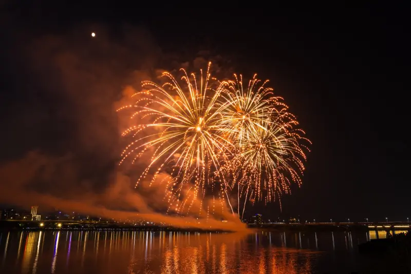 ▲「2025大稻埕夏日節」第二場煙火秀，因上週受到颱風影響，延至今（20）日合併施放，煙火規模加倍，施放面寬將達600公尺，視覺效果更為壯觀。（圖／記者陳人豪攝）