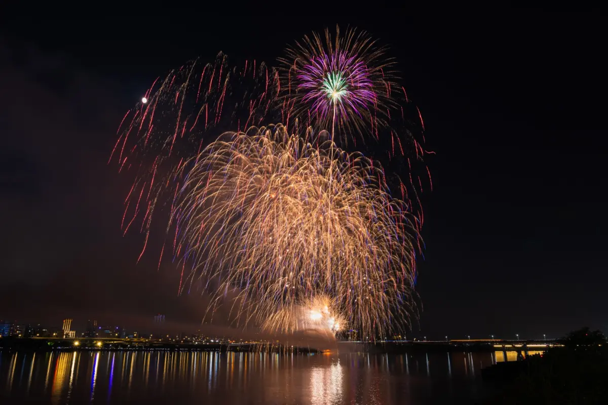 ▲2025大稻埕煙火第二場將在今（20）日展開，大稻埕所處的「台北市大同區」體感悶熱，可能有午後雷陣雨影響。（圖／記者陳人豪攝）