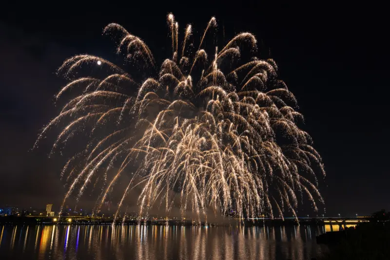 ▲2025大稻埕煙火明天8/30將迎來最終場，並施放長達8分鐘的煙火，本文整理表演卡司、最佳觀賞點與交通資訊等一次看。（圖／記者陳人豪攝）