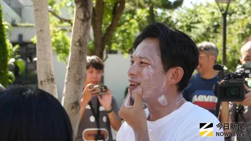 向蘇貞昌看齊？黃國昌為公投車掃「這個」擦太多　秒變小白臉
