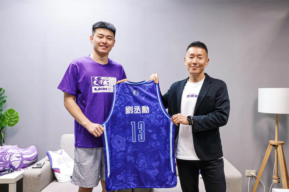 ▲新竹御嵿攻城獅本周於TPBL新人選秀會第一輪第一順位選中來自健行科大的劉丞勳，14日球團正式宣佈已與劉丞勳完成簽約並正式加盟，新賽季他將披上13號戰袍。（圖／攻城獅球團提供）
