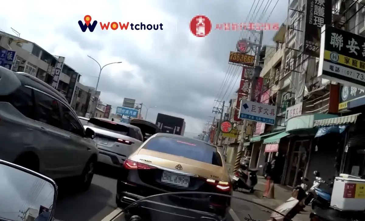 ▲高雄千萬邁巴赫假右轉真超車佔據慢車道。（圖／翻攝WoWtchout - 地圖型行車影像分享平台）