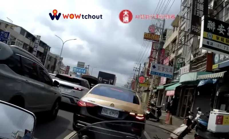 ▲高雄千萬邁巴赫假右轉真超車佔據慢車道。（圖／翻攝WoWtchout - 地圖型行車影像分享平台）