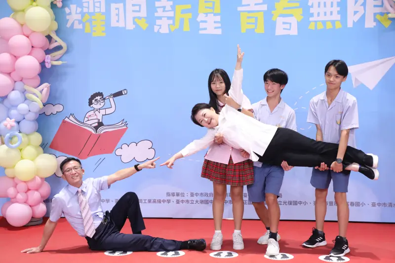 是有多愛光碟片？市長獎與盧秀燕合影無法讀取　家長：什麼時代了