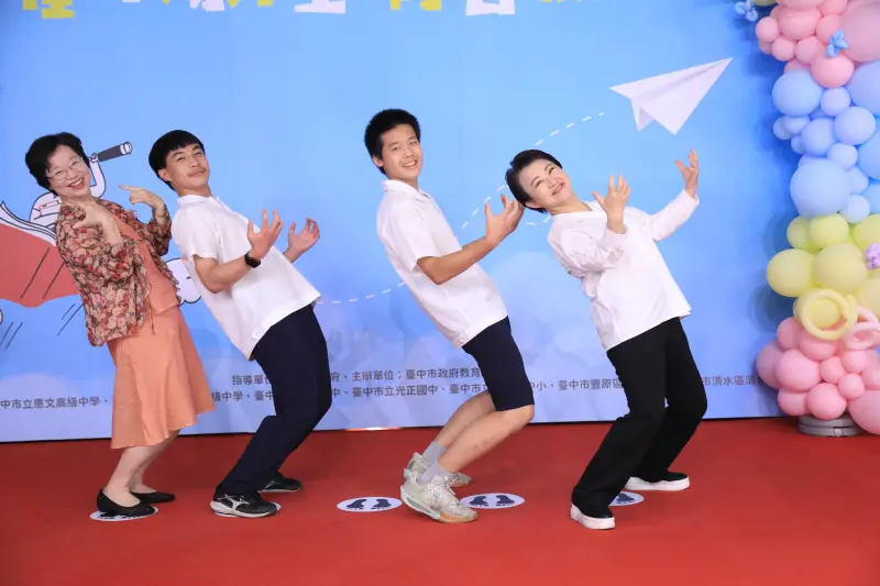    ▲盧秀燕與市長獎畢業生合影，各種俏皮動作來者不拒。（圖／台中市政府提供，2025.08.15）  